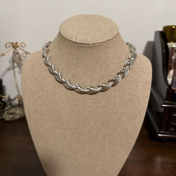 Trifari Jewelry - TRIFARI VINTAGE POLISHED SILVER TONE LEAVES LINK  NECKLACE
